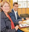  ??  ?? Christine Döring Coen und Stephan Pa welke übergaben die Unterschri­ften.