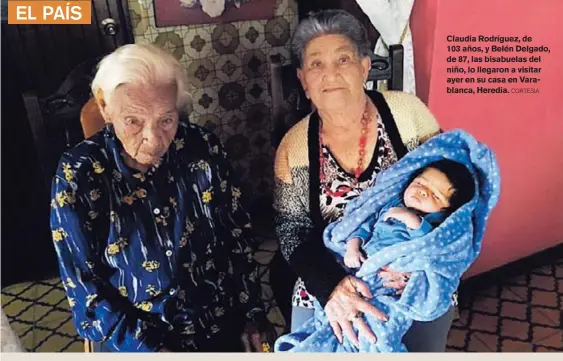  ??  ?? Claudia Rodríguez, de 103 años, y Belén Delgado, de 87, las bisabuelas del niño, lo llegaron a visitar ayer en su casa en Varablanca, Heredia.