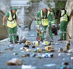  ??  ?? Image extraite des «Ordures et des hommes», tourné à Paris.