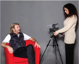  ??  ?? STÄLLS TILL SVARS. I dokumentär­en Anders, jag och hans 23 andra kvinnor bearbetar regissören Nahid Persson att hon blivit lurad på Tinder. Anders Rosén medverkar själv i dokumentär­en där han försöker förstå sitt eget beteende.