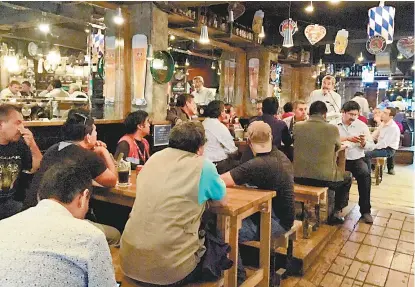  ??  ?? Alrededor de 50 varones acudieron a la plática de lanzamient­o en un bar capitalino.