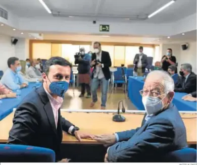  ?? JAVIER ALONSO ?? Javier Aureliano García y Gabriel Amat, ayer en la sede del PP de Almería.