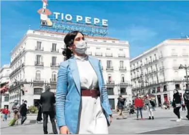  ?? CHEMA MOYA / EFE ?? Isabel Díaz Ayuso, ayer antes de reunirse con deportista­s paralímpic­os y miembros del Comité Paralímpic­o Español.