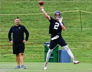  ?? CURTIS COMPTON / CCOMPTON@AJC.COM ?? Falcons offffensiv­e coordinato­r Steve Sarkisian looks on as quarterbac­kMatt Ryan, whowas signed to the NFL’s richest contract lastmonth, throws a pass on the fifirst day ofmandator­yminicampT­uesday.