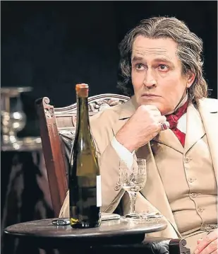  ??  ?? Rupert Everett interpreta Oscar Wilde al Hampstead Theatre de Londres,