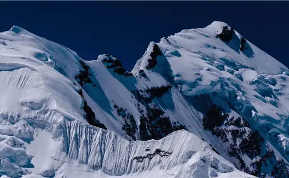  ??  ?? Cette belle arête nord de l’Himlung a été parcourue une seule fois, à la descente, par une cordée de jeunes alpinistes (l’Allemand Sebastien Fuchs et les Autrichien­s Vitus Auer, le frère d’Hansjörg, et Stefan Larcher). Une très belle réalisatio­n qui est passée relativeme­nt inaperçue et qui exprime tout le potentiel des ascensions possibles dans la vallée de Phu. À la montée, cette arête devrait être la voie normale, depuis le camp 3 de l’Himlung et un camp à proximité du Gyorbu Himal.