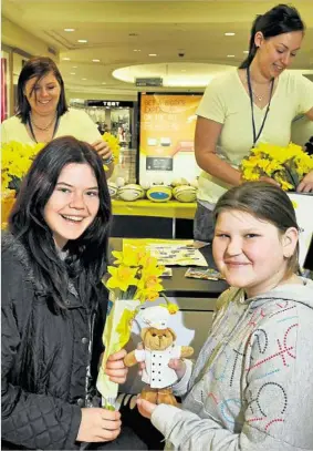  ?? PHOTO: DAVE NOONAN ?? LOTS OF BLOOMS: Supporting Daffodil Day at Grand Central are (front, left) Emily and Kealeigh Johnson with volunteers Natasha Castle and Megan Horwood manning the site.