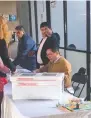  ??  ?? Faltan sufragios.El proceso de voto democrátic­o se llevó a cabo en 11 de las 36 secciones sindicales de Pemex.
