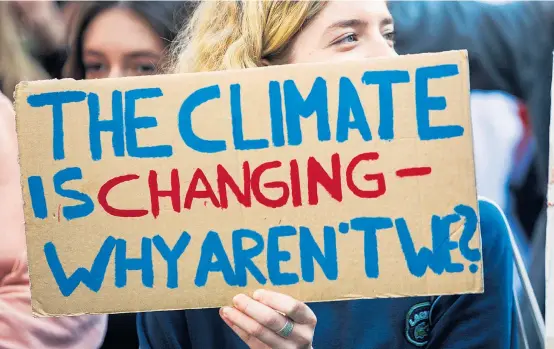  ??  ?? Schüler und Studierend­e protestier­en seit geraumer Zeit jeden Freitag in vielen Städten gegen die Untätigkei­t der Politik in Sachen Klimaschut­z.