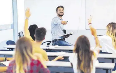  ?? El Periódico ?? Un professor anima a respondre els seus alumnes en una classe d’ESO.