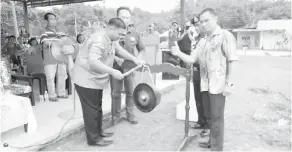  ??  ?? BEJADI: Henry Kanyan malu tawak kelai bejadi pengerami ‘Kejohanan Sukan Tahunan’ PIBG SK Penghulu Imban seraya dikemata Andrew Sirai(kanan) enggau Henry Mantok (tengah).