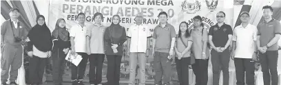  ??  ?? BESAUP NGEMUNAS DENGGI: Mansor (tengah) maya pengawa bejadi Gotong-Royong Mega Siri 2.0 Perangi Aedes Peringkat Negeri Sarawak 2018 di Palan Komersil Farley, Jalai Salim ditu, kemari.