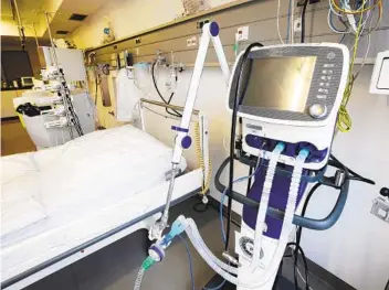  ?? ROLAND WEIHRAUCH PICTURE-ALLIANCE/DPA/AP IMAGES ?? A ventilator is placed next to an intensive-care bed Viersen General Hospital in Germany.