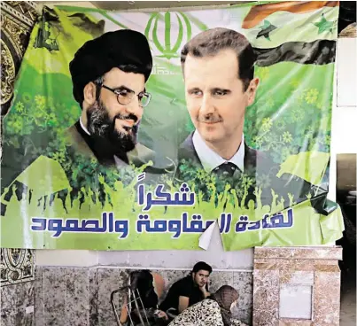  ?? BILD: SN/AFP ?? Vereint auf einem Plakat nahe Damaskus: Hassan Nasrallah, Führer der schiitisch­en Hisbollah im Libanon, und Baschar al-Assad, syrischer Machthaber von Russlands und Irans Gnaden.