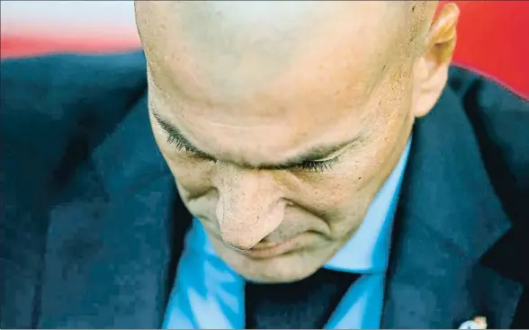  ?? JOSEP LAGO / AFP ?? Zinédine Zidane, pensativo en el banquillo de Montilivi el pasado domingo