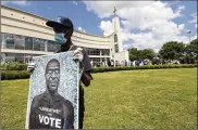  ?? ERIC GAY / AP ?? Under a blazing Texas sun, mourners wearing T-shirts with George Floyd’s picture or the words “I Can’t Breathe” waited for hours to pay their respects.