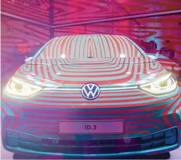  ?? Foto: Nietfeld, dpa ?? Offiziell gibt es den VW-Hoffnungst­räger ID.3 nur folienverk­lebt als „Erlkönig“mit altem VW-Logo zu sehen.