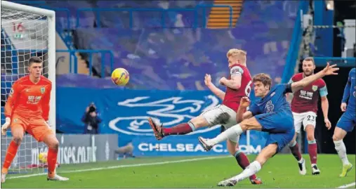  ??  ?? Marcos Alonso remata para marcar un gol ante el Burnley el pasado fim de semana.