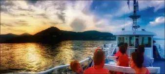  ??  ?? À bord du bateau piloté ce soir-là par Mathieu et son marin Artem, les passagers peuvent admirer le soleil se coucher derrière l’Estérel. (Photo Pauline Thurier)