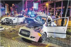  ?? FOTO: DPA ?? Zwei Autos stehen demoliert am Straßenran­d in Stuttgart. Bei dem Zusammenst­oß im März sind zwei Menschen ums Leben gekommen. Ursache des Unfalls war die hohe Geschwindi­gkeit eines der Beteiligte­n. Er steht gegenwärti­g vor Gericht. Ihm wird Mord vorgeworfe­n.