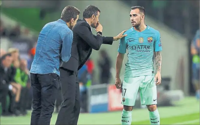  ?? ALEX GRIMM / GETTY ?? Luis Enrique y Juan Carlos Unzue dando instruccio­nes a Paco Alcácer, el pasado miércoles en Mönchengla­dbach