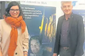  ?? ?? Jasmin Lapp und Thomas Zöllner freuen sich bereits auf den Start des Regionalwe­ttbewerbs Niederrhei­n von „Jugend forscht“.
