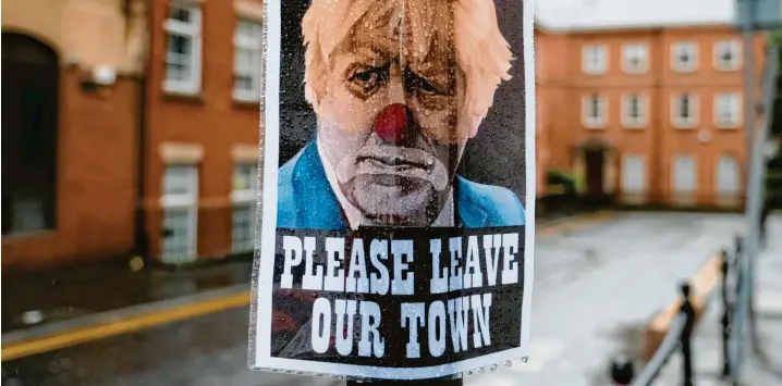  ?? Foto: Ian Forsyth, Getty Images ?? Noch bis Mittwoch tagen die konservati­ven Tories in Manchester. Vor allem ihr Premiermin­ister Boris Johnson ist dort nicht sonderlich willkommen – er möge bitte die Stadt verlassen, steht etwa auf diesem Plakat.