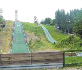  ?? FOTO: RZ ?? Aktuell ist die Schanze in Degenfeld noch völlig unberührt. Spätestens am Sonntag wird sich das aber sicher ändern. Dann werden Olympiasie­ger die Schanze mit ihren Sprüngen einweihen.