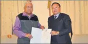  ??  ?? Nagaland chief minister TR Zeliang (right) submits his resignatio­n to governor PB Acharya in Kohima on Sunday. HT PHOTO