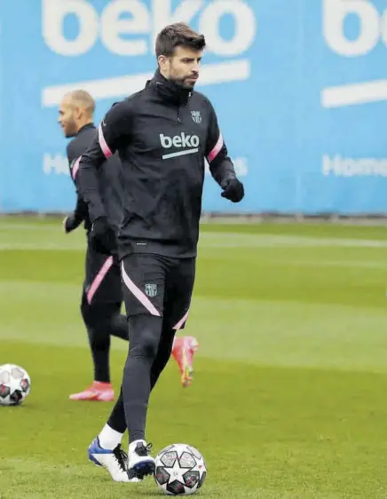  ?? //FCBARCELON­A ?? Gerard Piqué volvió a participar de una sesión con el grupo y esta mañana se decidirá si recibe el alta médica para entrar en la lista de convocados de cara al duelo ante el PSG