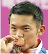  ?? EUGENE HOSHIKO/AP PHOTO ?? TANGGUH: Lin Dan mencium medali emas tunggal putra yang diraihnya.