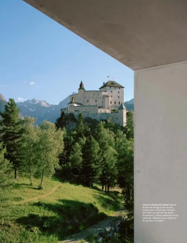  ??  ?? VUE DU CHÂTEAU DE TARASP depuis le dernier étage d’une oeuvre construite en 2018 par l’artiste Not Vital aux abords de ladite forteresse, ultime spécimen de sa série de « Maisons pour admirer le coucher du soleil ».