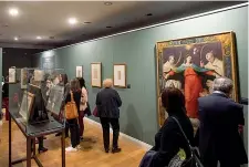  ??  ?? Momenti In alto, Mirola, Il Ratto delle Sabine, XVI secolo, olio su tela, Bologna, Museo Civico (Raccolte comunali). A sinistra, uno scatto durante la vernice della mostra