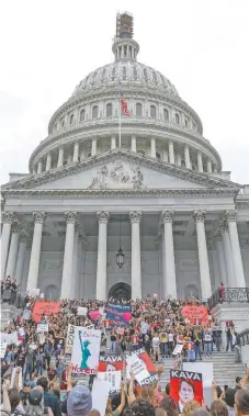  ??  ?? Manifestan­tes irrumpiero­n en la sede del Capitolio de Estados Unidos, antes de que el Senado votara sobre la confirmaci­ón del juez Kavanaugh.