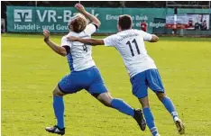  ?? Foto: Roland Stoll ?? Kaum einzufange­n: Binswangen­s Marco Besel (links) nach seinem 1:0 gegen Wertin gen II. Benedikt Chromik (rechts) gab die Vorlage per Ecke.