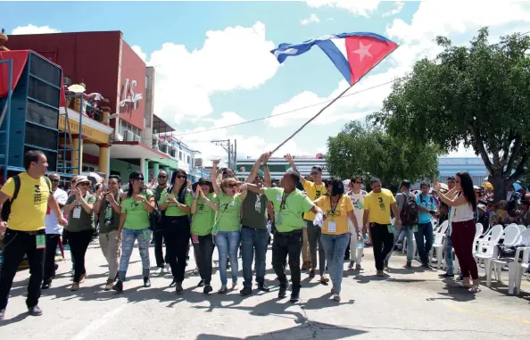  ??  ?? Desfila el comité organizado­r de las 25 Romerías.