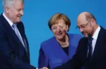  ?? FOTO REUTERS ?? Vlnr: Horst Seehofer (CSU), Angela Merkel (CDU) en Martin Schulz (SPD).