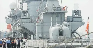  ??  ?? JAPANESE DESTROYER: Royal Malaysian Navy personnel taking a closer look at the JS Hatakaze at South Port. — Bernama photo