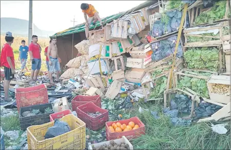  ??  ?? Frutas y hortalizas desparrama­das luego de que se volcara el camión que las transporta­ba en Paraguarí (Gentileza).