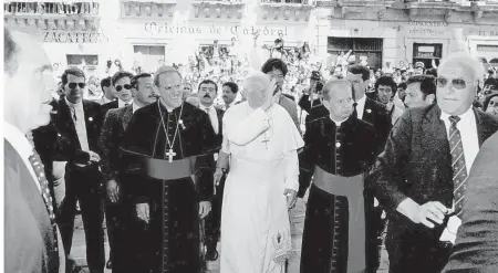  ?? DIÓCESIS DE ZACATECAS ?? El Papa
Juan Pablo II, frente a la catedral basílica, lo acompaña el cardenal Javier Lozano Barragán. /