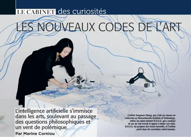  ??  ?? L’artiste Sougwen Chung, qui a fait ses classes en recherche au Massachuse­tts Institute of Technology, utilise un robot nommé D.O.U.G. qui a analysé 20 ans de son travail et appris à imiter son style. D.O.U.G. lui propose des tracés inventifs, et l’artiste parle donc de cocréation robot-humain.