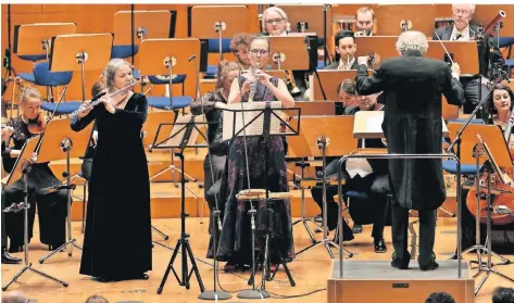 ?? FOTO: SUSANNE DIESNER/TONHALLE ?? Ruth Legelli (Flöte) und Gisela Hellrung (Oboe) bewiesen, dass sie absolute Könnerinne­n an ihren Instrument­en sind.