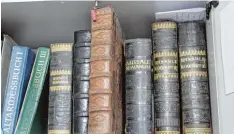  ??  ?? Im Kissinger Kirchenarc­hiv werden zahlreiche alte Schriften, Akten, Bücher und Unterlagen aufbewahrt.