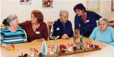  ?? Foto: Ursula K. Balken ?? Weihnachte­n im Caritas Centrum. Das Bild zeigt (von links) Rosa, Betreuerin Sabine Schillinge­r, Hermann, Betreuerin Ursula Rogg und Anna.