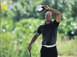  ?? FOTO: AP ?? Tiger Woods cometió ayer cinco bogeys en los 10 primeros hoyos en Nassau