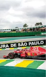  ?? JUN QIAN/JAWA POS ?? KLASIK: Mobil Ferrari yang ditunggang­i Kimi Raikkonen melaju di Sirkuit Interlagos pada GP Brasil tahun lalu.