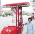  ?? Foto: dpa ?? Mit diesem Wagen zieht der zehnjährig­e Eisverkäuf­er Dschawad jeden Tag durch Kabul.