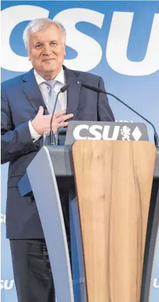  ?? FOTO: DPA ?? „Es ist die Liebe, das Herz dabei“: CSU-Chef und Ministerpr­äsident Horst Seehofer stellt seinen Nachfolger vor – sich selbst.