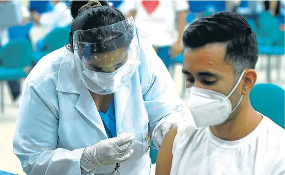  ??  ?? Para hacer frente a la variante del coronaviru­s, el Ministerio de Salud Pública acelera la vacunación en Machala y Guayaquil.