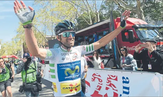  ?? FOTO: MANEL MONTILLA ?? Valverde levanta los brazos en señal de victoria tras cruzar la línea de meta y disputar un sprint en el que superaba a Jarlinson Pantano y lograr su tercera victoria en la Volta